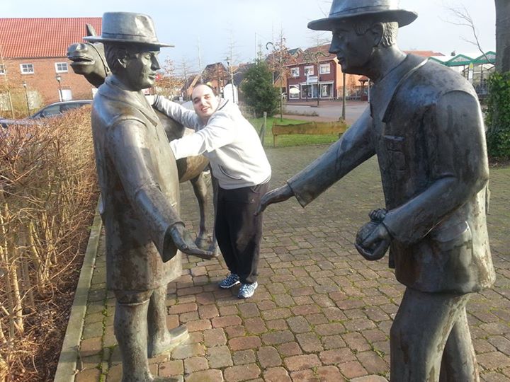 Симеон, който е с церебрална парализа, проходи след 13 операции